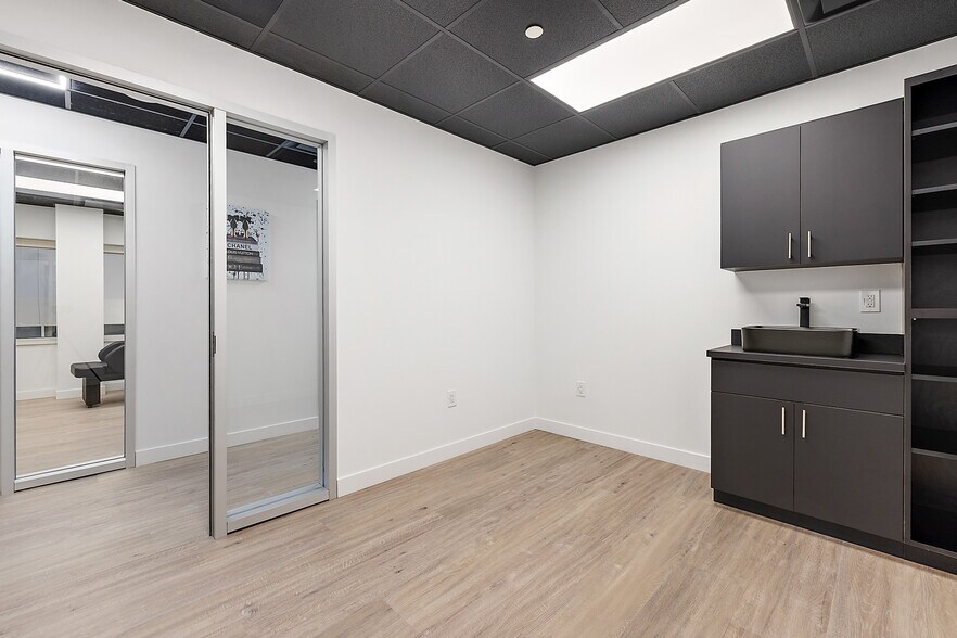 More Photos Of 801-803 W Big Beaver Rd, Troy Office For Lease