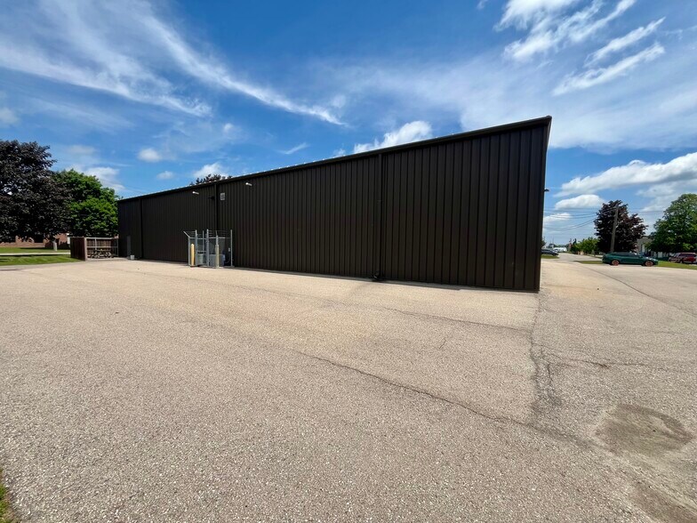 More Photos Of 95 Rankin St, Waterloo Flex For Sale