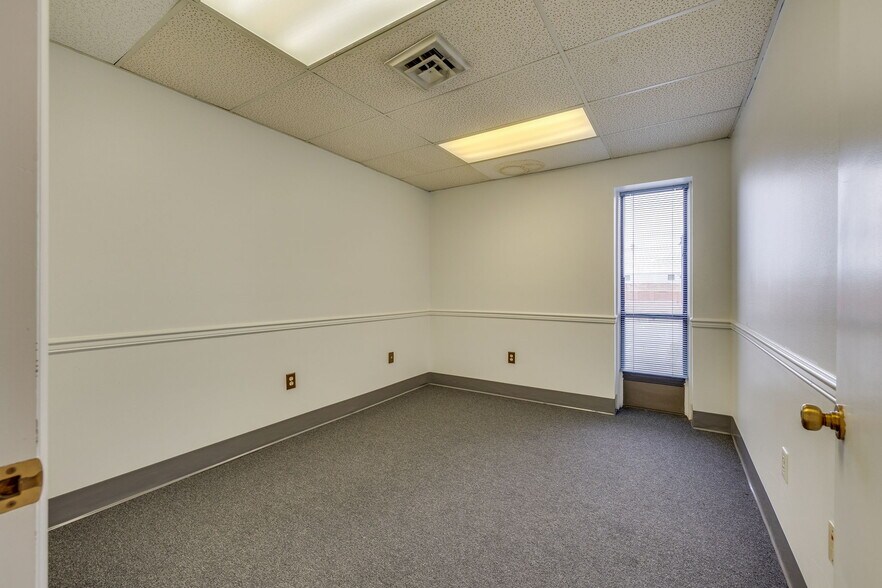More Photos Of 311 W Walnut St, Johnson City Office For Sale