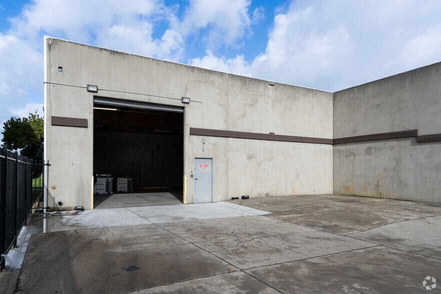 More Photos Of 2377 Stanwell Dr, Concord Warehouse For Lease