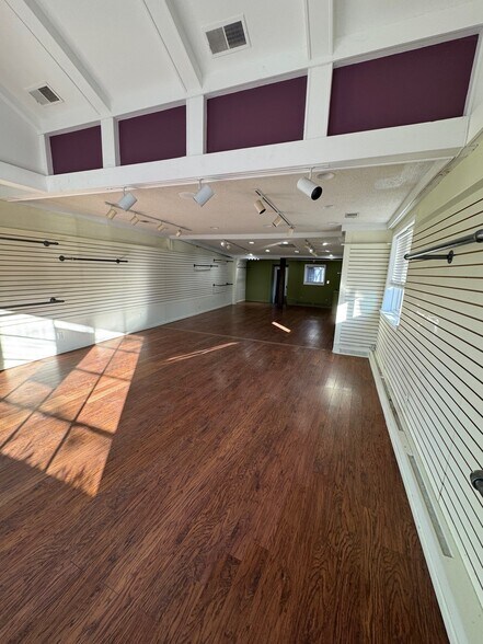 More Photos Of 32716-32744 Franklin Rd, Franklin Storefront For Sale