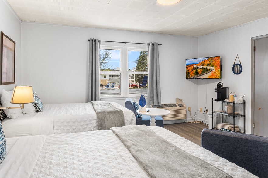 More Photos Of 488 South St, Green Lake Hotel For Sale
