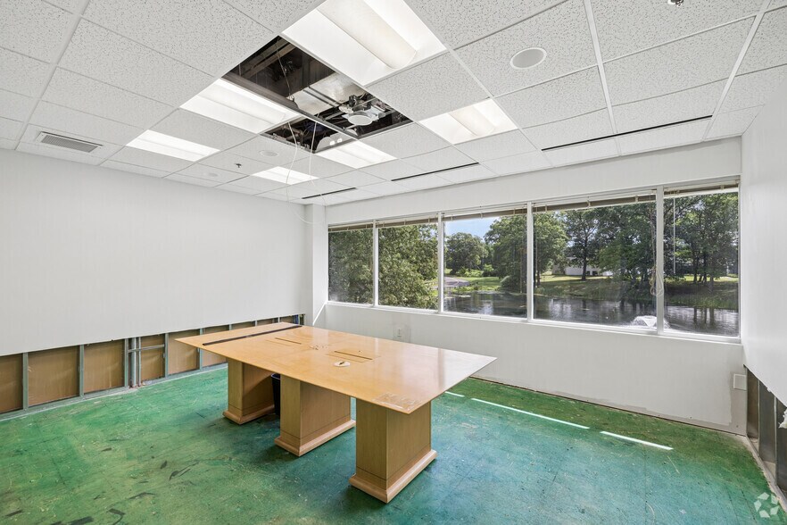 More Photos Of 2 Waterside Crossing, Windsor Office For Sale