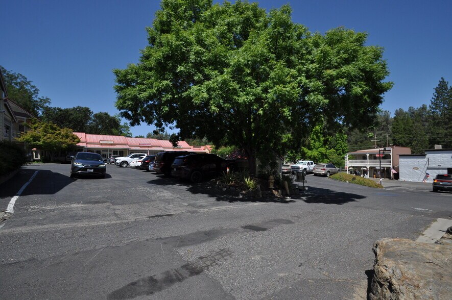 More Photos Of 18687 Main St, Groveland Storefront For Lease