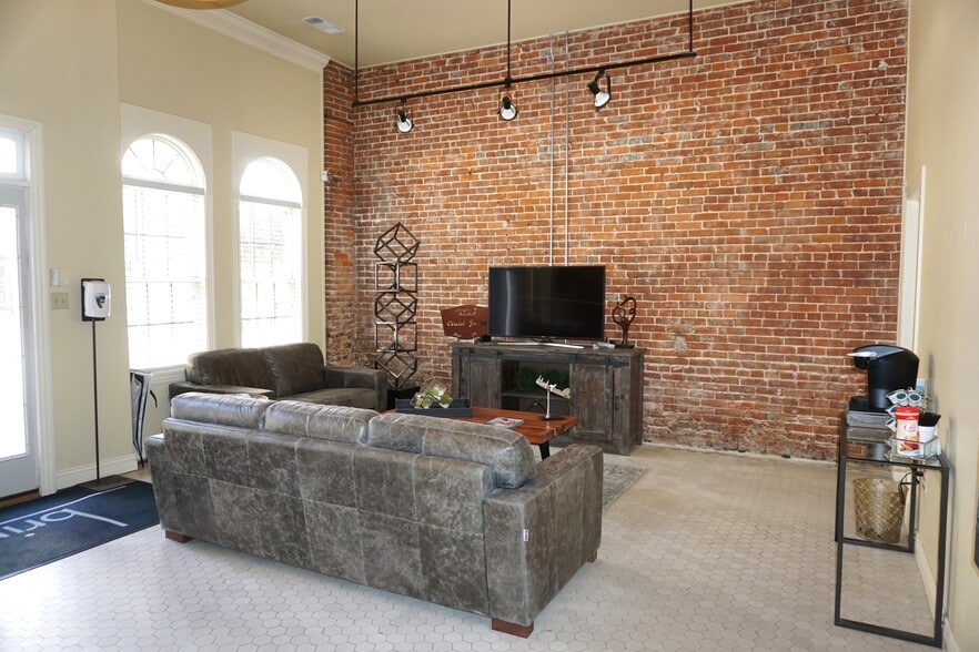 More Photos Of 404 S Main St, Jonesboro Office For Sale