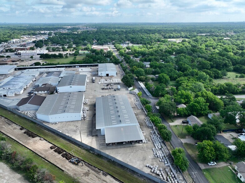 More Photos Of 301 Pleasant Dr, Dallas Warehouse For Lease