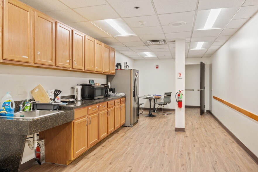 More Photos Of 3030-3140 Finley Rd, Downers Grove Unknown For Lease