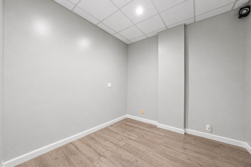 More Photos Of 283-285 Broadway, Bethpage Storefront Retail Office For Lease
