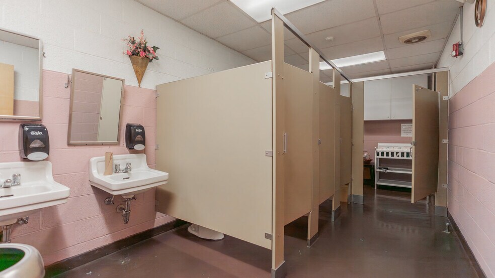 More Photos Of 81 Evick Dr, Franklin Flex For Sale