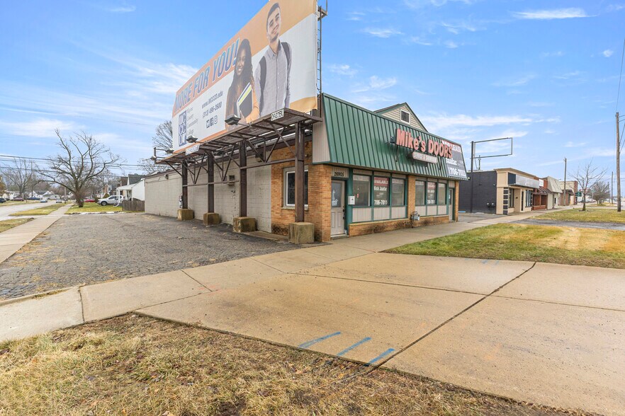 More Photos Of 26905 Plymouth Rd, Redford Township Freestanding For Lease