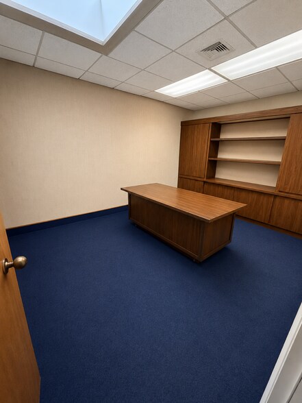 More Photos Of 400 Webster St, Leesburg Office For Lease