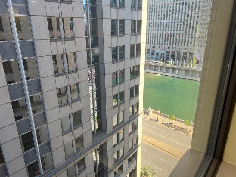 More Photos Of 211 W Wacker Dr, Chicago Office For Lease