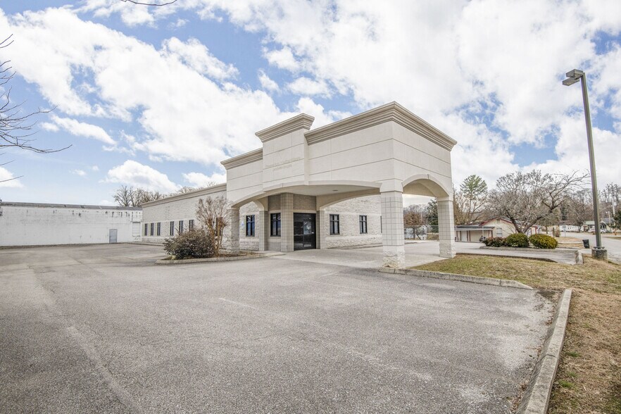 More Photos Of 305 River Dr, LaFollette Medical For Sale
