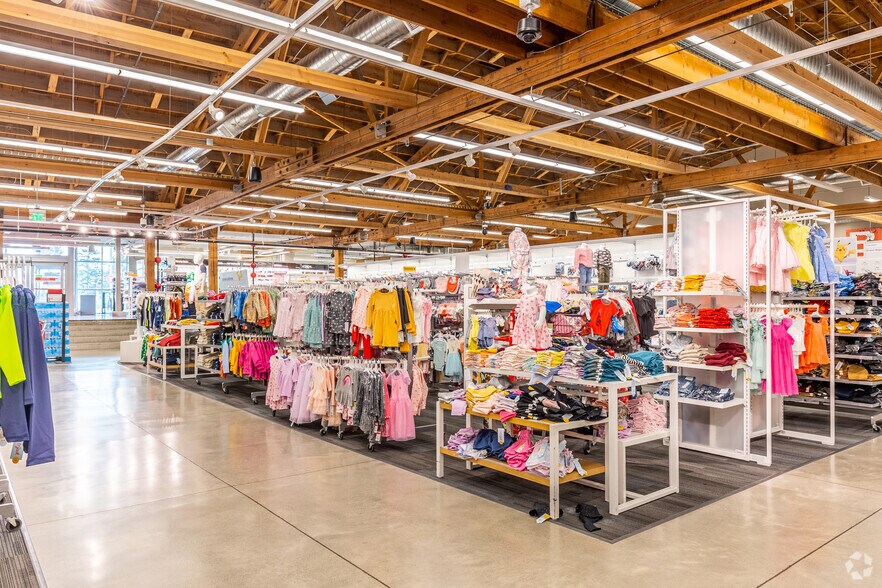 More Photos Of 3031 SE Powell Blvd, Portland Freestanding For Lease