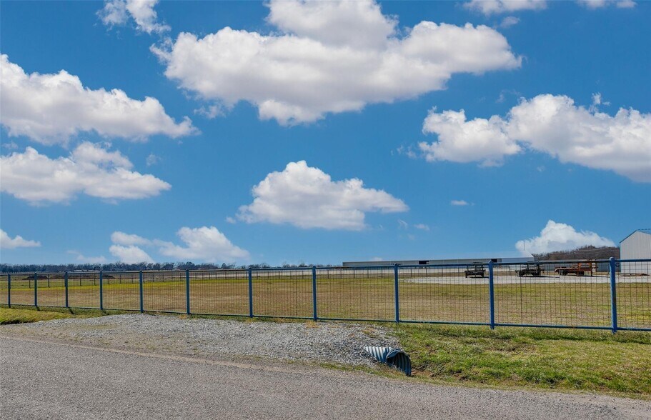 More Photos Of 510 Locust St, Whitesboro Service For Lease