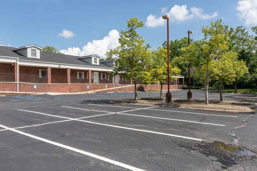 More Photos Of 640 S Walker St, Bloomington Medical For Sale