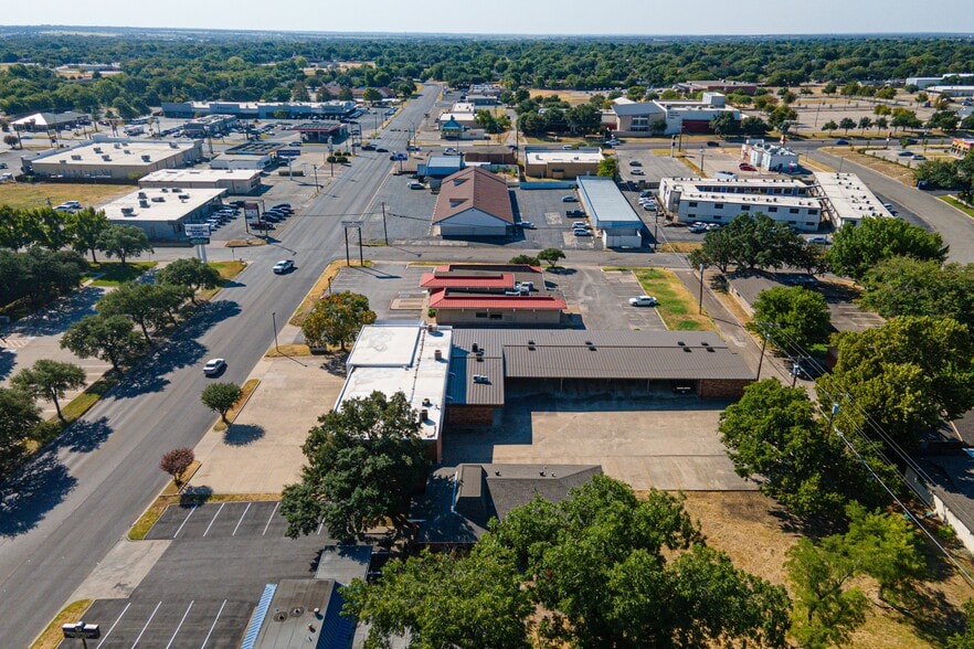More Photos Of 207 N Ridgeway Dr, Cleburne Office For Sale
