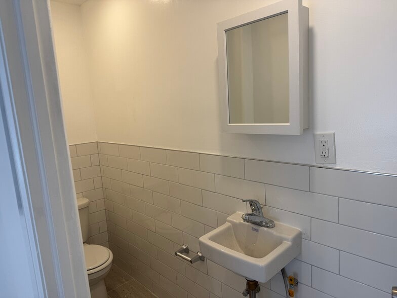 More Photos Of 442 Lorimer St, Brooklyn Apartments For Lease