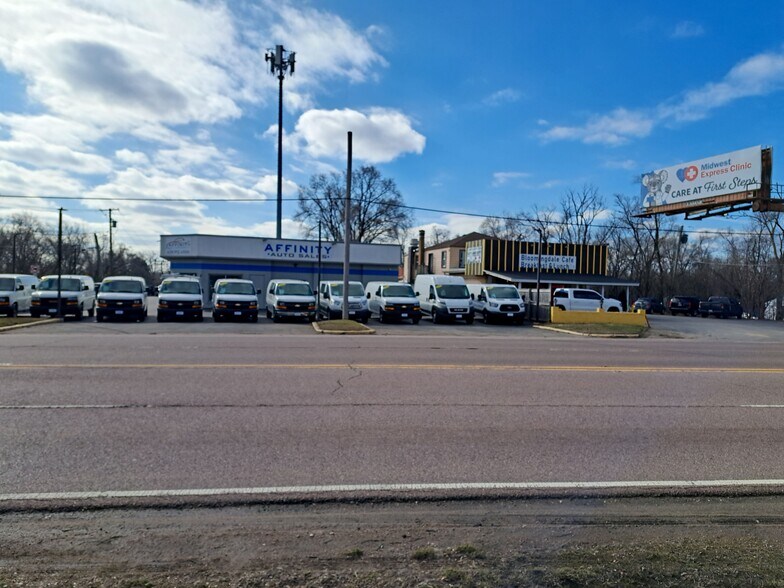 More Photos Of 24W483 Lake St, Roselle Auto Repair For Sale