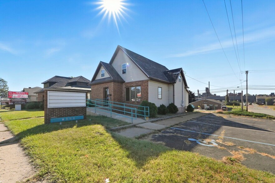 More Photos Of 1804 E Center St, Warsaw Loft Creative Space For Sale