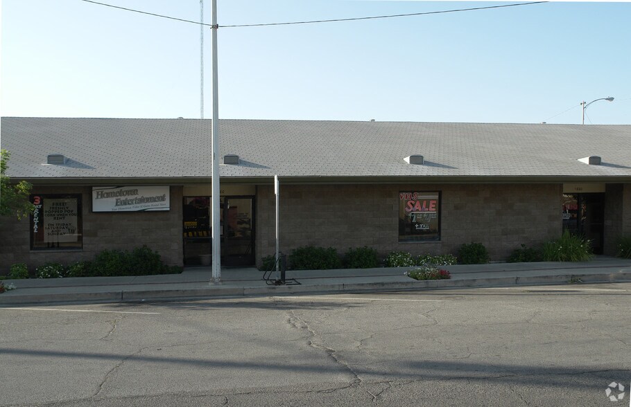 Primary Photo Of 1680 12th St, Reedley Storefront For Lease