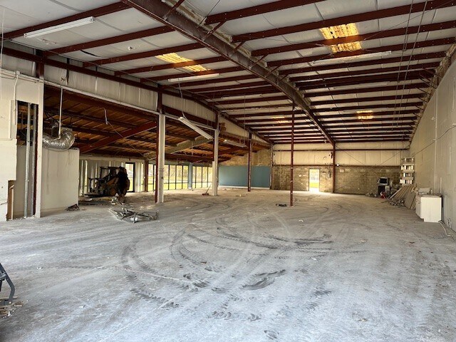 More Photos Of 416 Commerce Way, Longwood Manufacturing For Lease