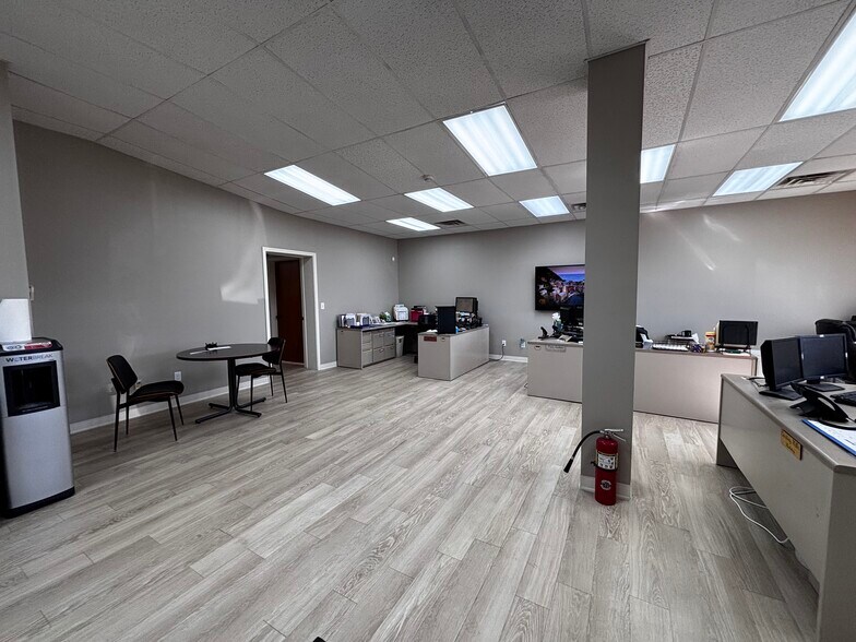 More Photos Of 220 W Wayne St, Kendallville Warehouse For Lease