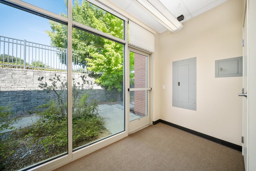 More Photos Of 102 S Vine St, Paso Robles Office For Lease
