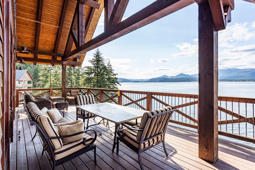 More Photos Of 41-45 Lakeshore Dr, Sagle Hotel For Sale