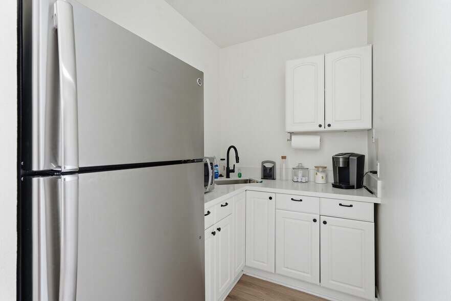 More Photos Of 1495 Glenneyre St, Laguna Beach Freestanding For Lease