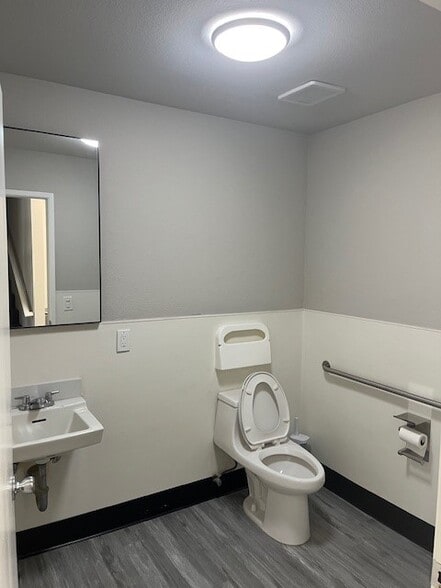 More Photos Of 1231-1241 E Warner Ave, Santa Ana Distribution For Lease