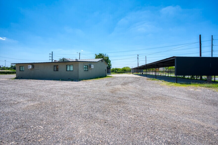 More Photos Of 1402 Hoefgen Ave, San Antonio Warehouse For Lease