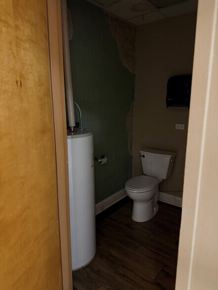 More Photos Of 307 W Main St, Plainfield General Retail For Lease