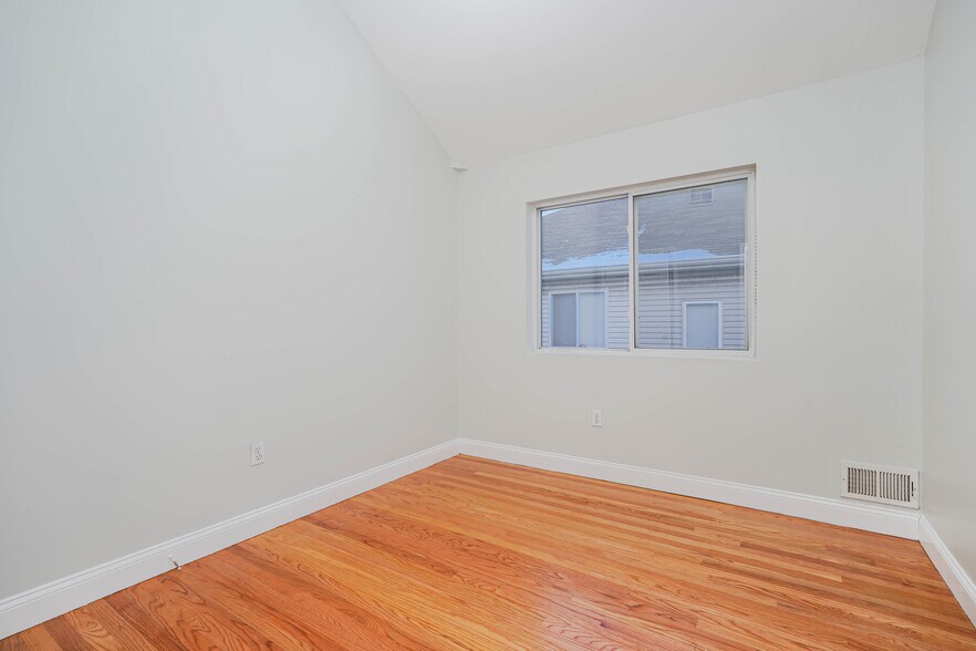 More Photos Of 1330-1332 Rockland Ave, Staten Island Medical For Sale