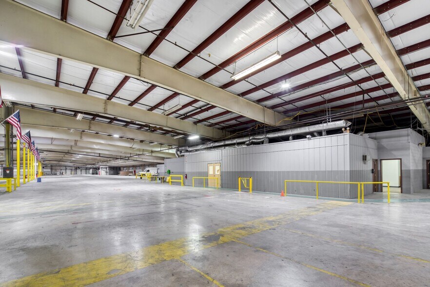 More Photos Of 410 S River St, Calhoun Warehouse For Lease