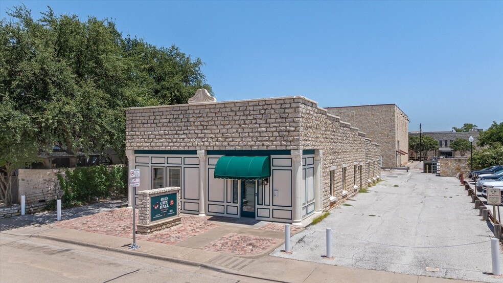 More Photos Of 111 S Houston St, Granbury Loft Creative Space For Sale