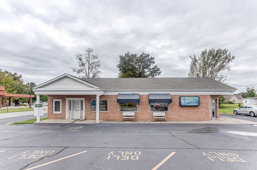 Primary Photo Of 109 S Park St, Sesser Fast Food For Sale