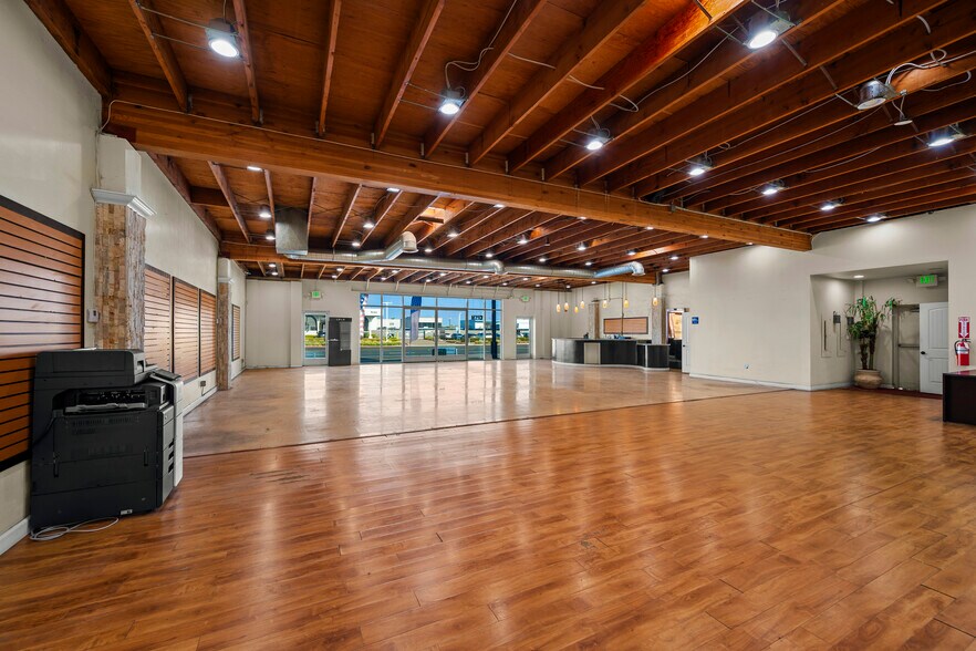 More Photos Of 7865 Balboa Ave, San Diego Freestanding For Lease