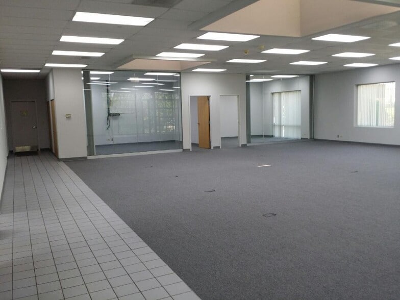 More Photos Of 345 Richert Rd, Wood Dale Warehouse For Lease
