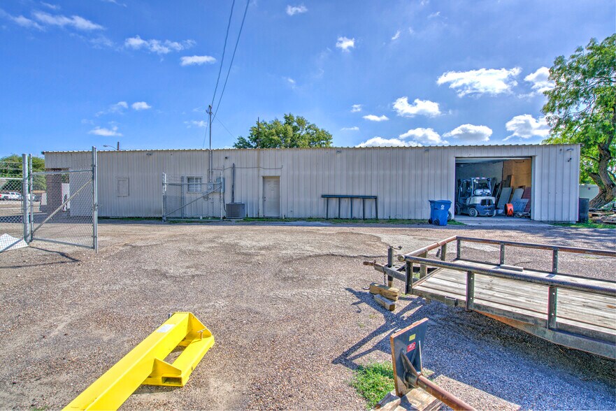More Photos Of 1016 Voss Ave, Odem Warehouse For Sale
