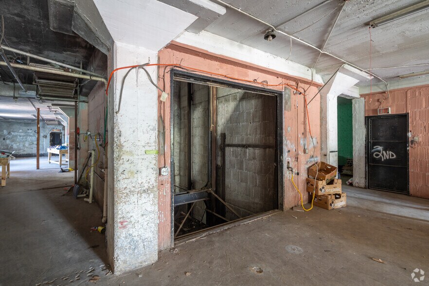 More Photos Of 3240 W Lawrence Ave, Chicago Showroom For Lease