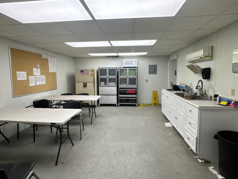 More Photos Of 912 Pittsburgh Rd, Butler Unknown For Lease