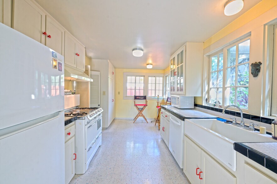 More Photos Of 2636 N Beachwood Dr, Los Angeles Apartments For Sale