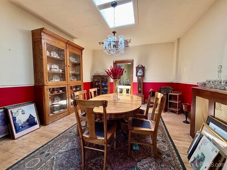 More Photos Of 221 W Washington St, Marquette Flex For Sale