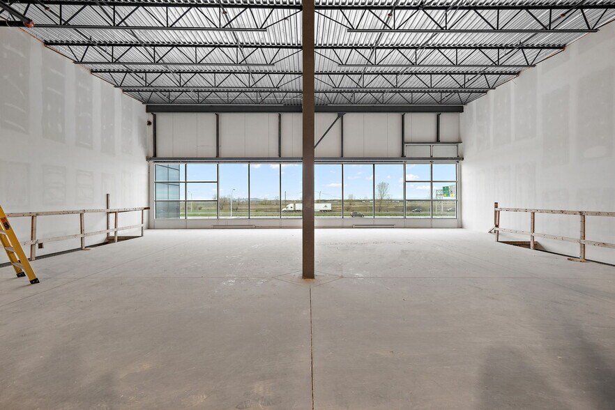 More Photos Of 960-1000 Rue Parent, St-Bruno-de-Montarville Distribution For Lease