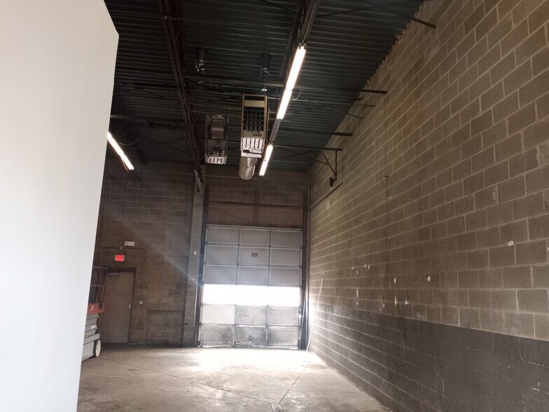 More Photos Of 4609-4621 W Belmont Ave, Chicago Auto Repair For Lease