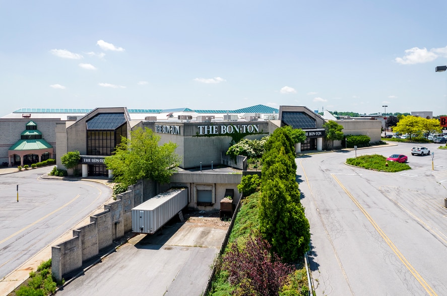 More Photos Of 550 Galleria Dr, Johnstown Department Store For Lease