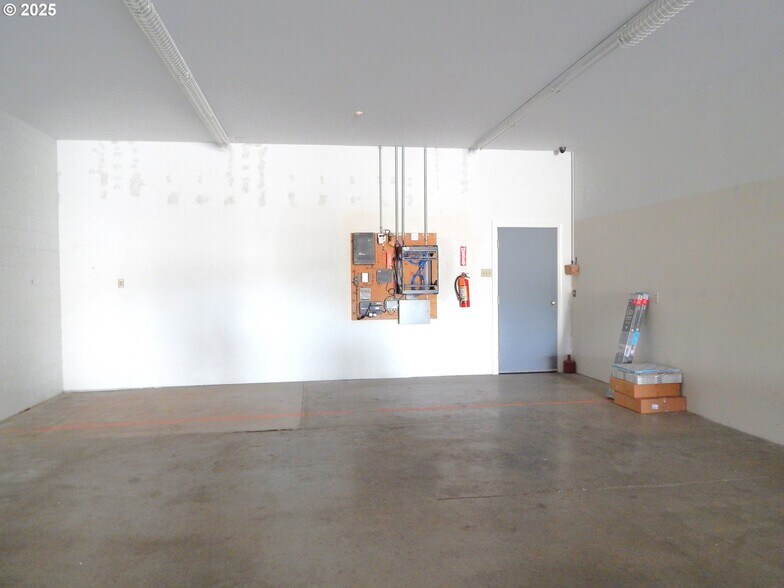 More Photos Of 330 NE Garden Valley Blvd, Roseburg Freestanding For Lease