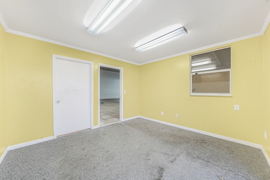 More Photos Of 1418-1450 SE Huffman Rd, Port Saint Lucie Warehouse For Sale