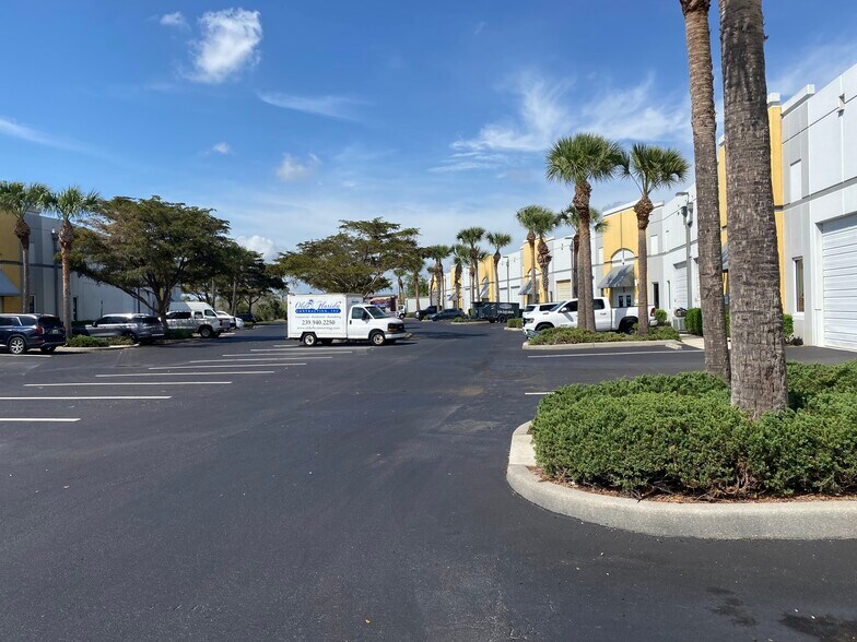 More Photos Of 12960 Commerce Lakes Dr, Fort Myers Warehouse For Lease